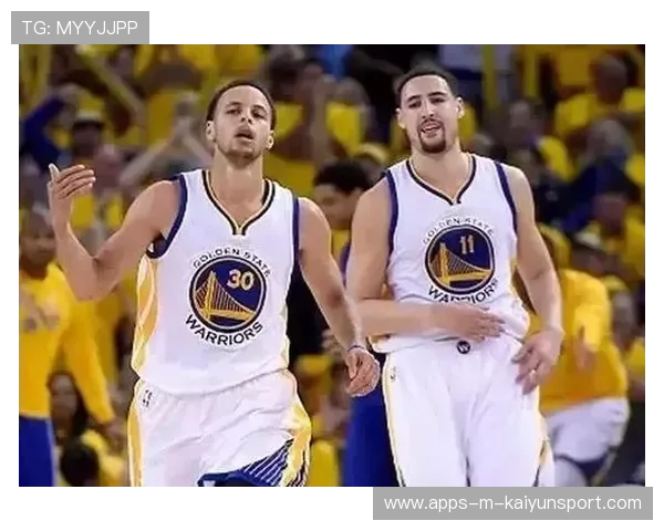 库里训练结束后在更衣室教年轻球员投篮细节，师徒情深